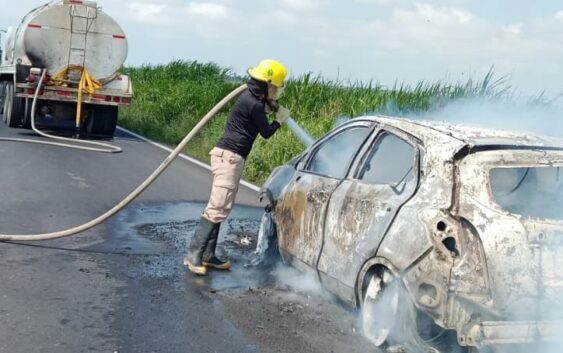 Protección Civil y Bomberos de Cosoleacaque sofocó el incendio de un vehículo en Las Matas.