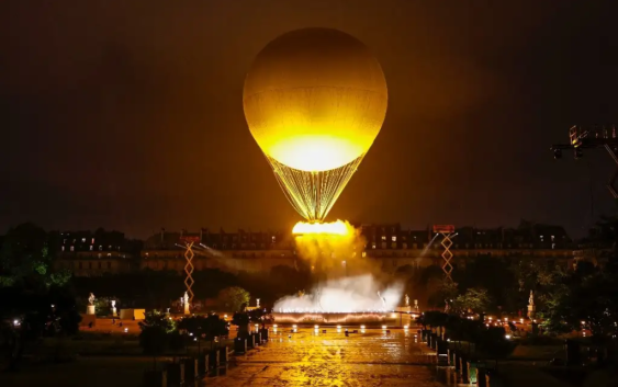 Desde el aire, pebetero olímpico da la bienvenida a París 2024