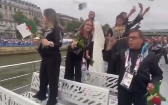 Argelinos recuerdan Masacre de París de 1961 durante desfile de Juegos Olimpicos