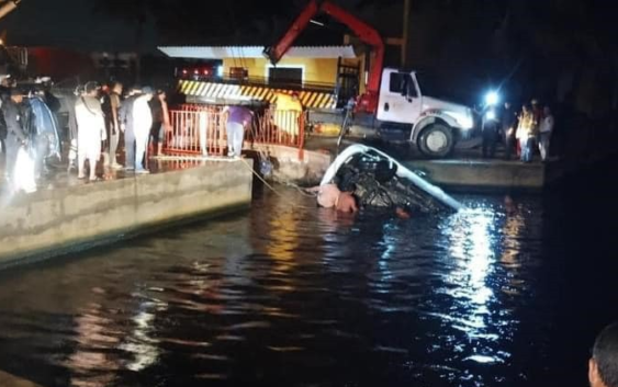 Camioneta en que murieron siete jóvenes cayó a un metro de profundidad en el río Calzadas