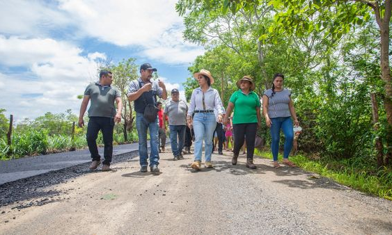 En Tecuanapa avanzan la obra bajo la supervisión de la alcaldesa Rosalba Rodríguez