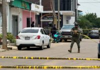 Desconocido dispara contra vehículo de guardias de seguridad estacionado frente a una cafeteria en Acayucan