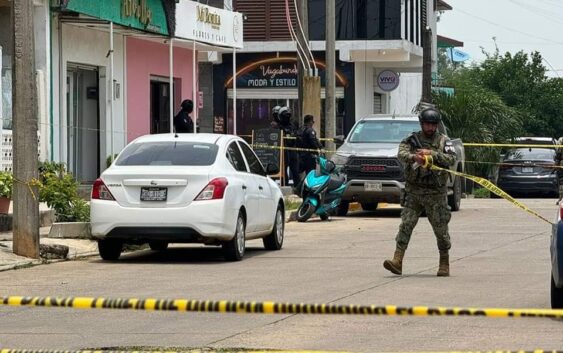 Desconocido dispara contra vehículo de guardias de seguridad estacionado frente a una cafeteria en Acayucan