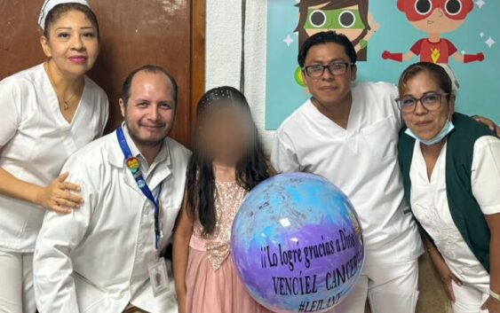 Gracias al IMSS Veracruz Sur Leilani vence al cáncer y toca la campana de la vida