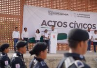 Empleados municipales de Cosoleacaque rinden honores a la bandera.