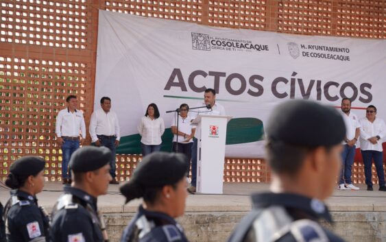 Empleados municipales de Cosoleacaque rinden honores a la bandera.