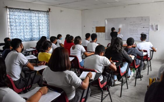 Buscarán que otras 17 escuelas de Coatzacoalcos cuenten con escrituras