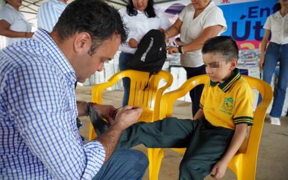 Alcalde de Cosoleacaque refrenda su compromiso con la educación.