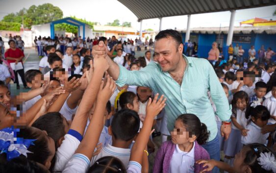 Primaria Juan de la Barrera beneficiada con el programa municipal de útiles, mochilas y zapatos escolares.