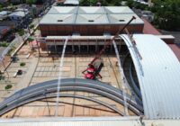 Inician maniobras de colocación de arcotecho en el mercado municipal de Cosoleacaque