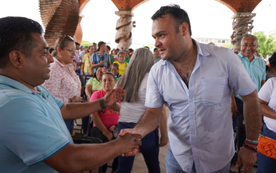 El H. Ayuntamiento de Cosoleacaque y SEDEMA entregan contenedores orgánicos a las escuelas.