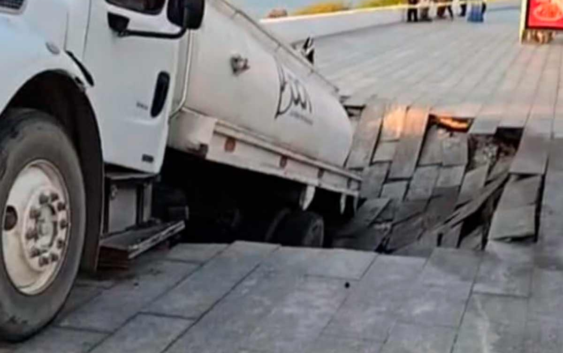 Socavón se ‘traga’ pipa en malecón de Boca del Río, Veracruz