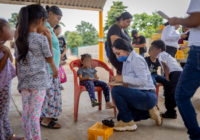 Apoyando a padres de familia en su economía, con el programa “UNIFORMATE” en Acayucan