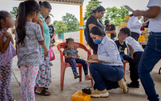 Apoyando a padres de familia en su economía, con el programa “UNIFORMATE” en Acayucan