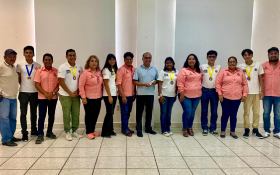 El Gobierno de Cosoleacaque reconoce a estudiantes destacados en Física y Química.