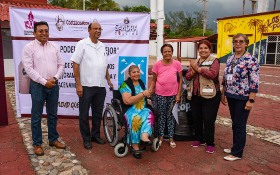 Entrega Ayuntamiento de Coatzacoalcos tinacos a familias porteñas