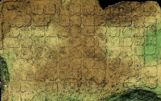 INAH descubre tablero de piedra con jeroglíficos mayas de más de 550 años de antigüedad