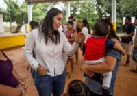 Entrega uniformes escolares Rosalba Rodríguez en apoyo a la economía acayuqueña