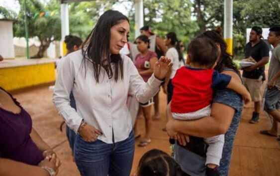 Entrega uniformes escolares Rosalba Rodríguez en apoyo a la economía acayuqueña