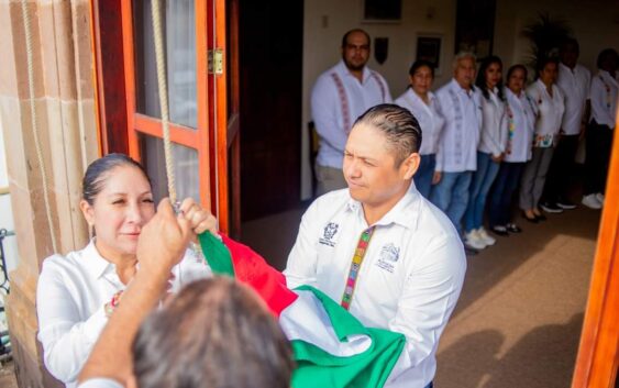 Hermoseando el Palacio Municipal de Acayucan, para celebrar las fiestas patrias