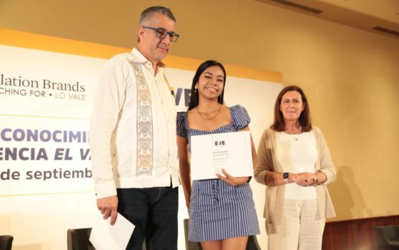 Reciben 500 jóvenes reconocimientos del Programa de Excelencia El Valor de Educar