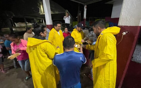 Asisten a más de 30 familias afectadas por lluvias en ejido La Esperanza