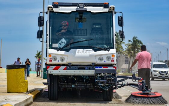 Coatzacoalcos moderniza su limpieza con barredoras