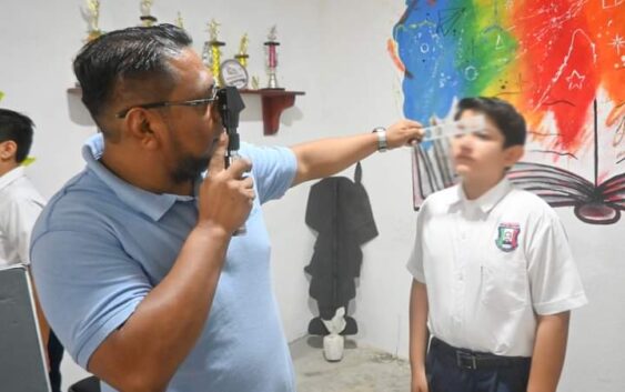 Con el programa Estilo de Vida Saludable inicia Noé Castillo Olvera, brigadas de Salud visual en Agua Dulce.