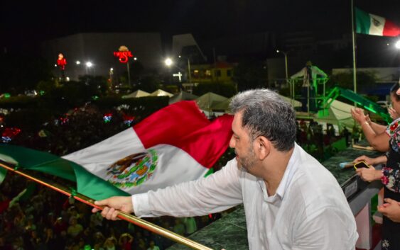 Encabeza Amado Cruz Malpica el Grito de Independencia en Coatzacoalcos