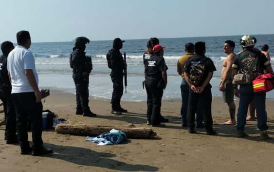 Rescatan a hombre en la playa de Coatzacoalcos