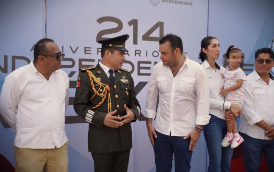 Con desfile Cívico-Militar, Cosoleacaque conmemora el 214 aniversario de la Independencia de México.