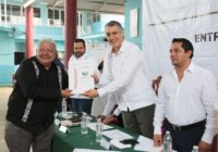 Entrega secretario de Educación más de 100 escrituras por parte del programa “Escuela Garantizada, Escritura Garante”