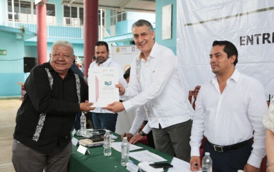 Entrega secretario de Educación más de 100 escrituras por parte del programa “Escuela Garantizada, Escritura Garante”