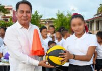 Brindan material deportivo a la Escuela Primaria Vespertina ‘Nicolás Bravo’