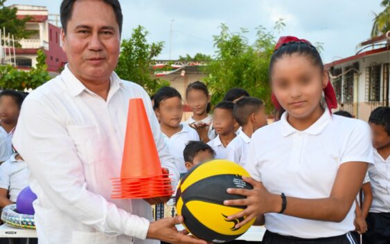 Brindan material deportivo a la Escuela Primaria Vespertina ‘Nicolás Bravo’