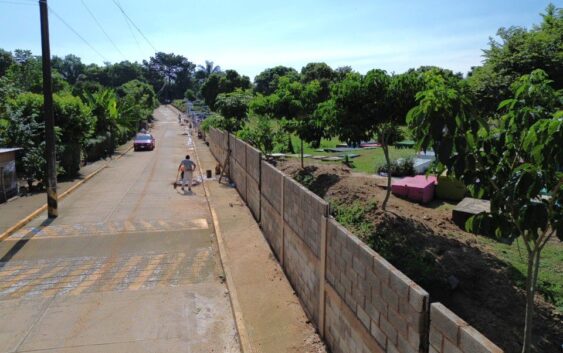 Gobierno de Cosoleacaque construye barda perimetral en la localidad de Coacotla.