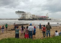 Ya se llevaron la barcaza “Tog Mor”, que estaba encallada en la playa de villa de Villa Allende