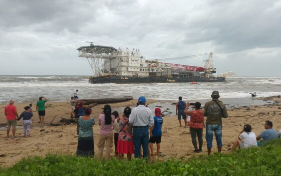 Ya se llevaron la barcaza “Tog Mor”, que estaba encallada en la playa de villa de Villa Allende