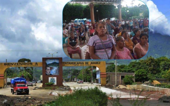 Sin acuerdos, bloquean carretera que comunica a Tatahuicapan, este sábado