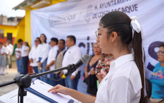 Autoridades de Cosoleacaque y estudiantes rinden honores a la bandera en la telesecundaria Sebastián Lerdo de Tejada.