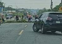 Toman carretera ciudadanos de Oteapan en el sur veracruzano, piden justicia para Erick y su madre.