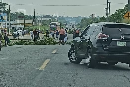 Toman carretera ciudadanos de Oteapan en el sur veracruzano, piden justicia para Erick y su madre.