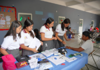 Autoridades de Cosoleacaque y estudiantes rinden honores a la bandera en la telesecundaria Sebastián Lerdo de Tejada.