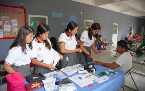 Autoridades de Cosoleacaque y estudiantes rinden honores a la bandera en la telesecundaria Sebastián Lerdo de Tejada.