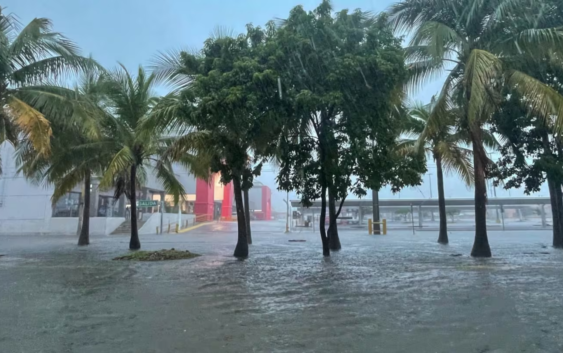 ‘Bajo el agua’: Así luce Cancún ante la cercanía del huracán ‘Helene’ en Quintana Roo