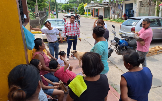 Interviene el gobierno municipal de Cosoleacaque ante CFE para restablecer servicio de energía eléctrica en el barrio primero.