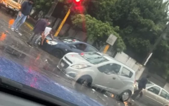 Auto cae a socavón a un costado del Tecnológico de Veracruz