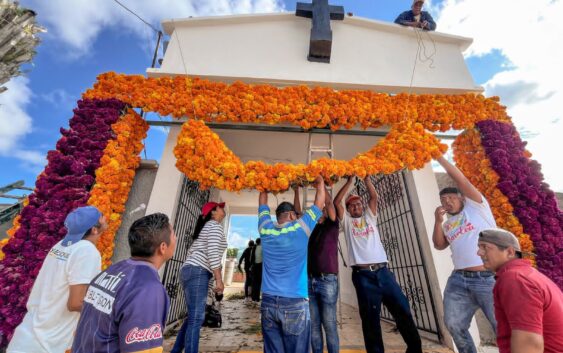 El H. Ayuntamiento de Cosoleacaque coloca miles de flores en las lápidas de los panteones.