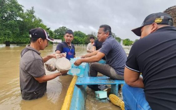 Familias de Playa Vicente y Jose Azueta sufren por desbordamiento del río Tesechoacan