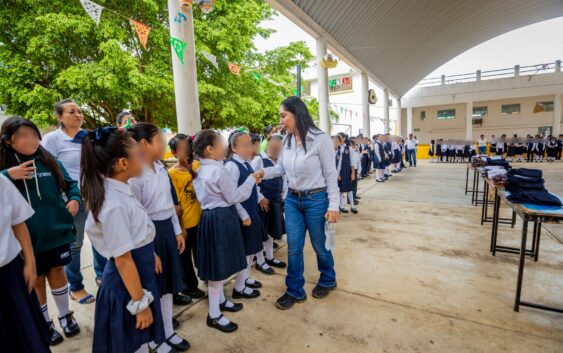 “Unifórmate” programa que beneficia a escuelas de Acayucan